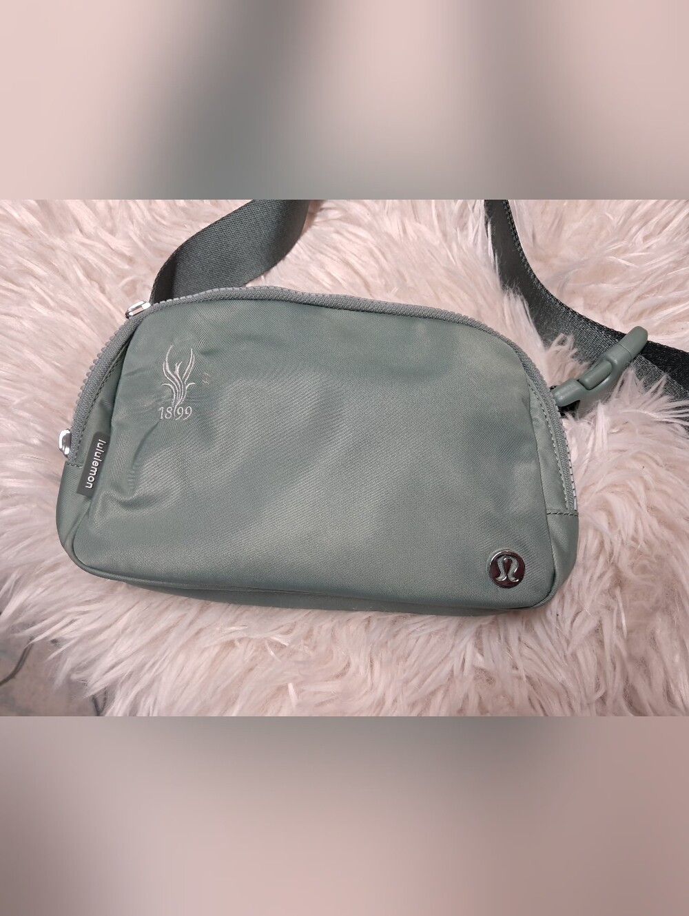 Lululemon Everywhere Belt Bag 1L Grey Sage with Deer Graphic Accent Like New - Picture 4 of 6